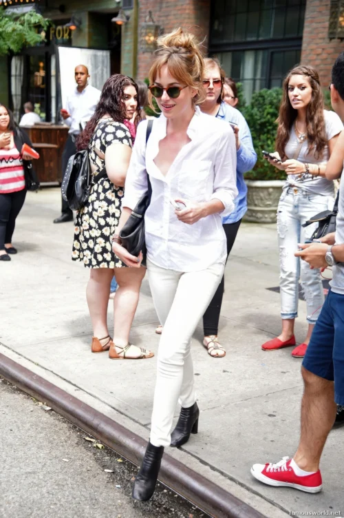 Dakota Johnson – Dakota Mayi Johnson 01