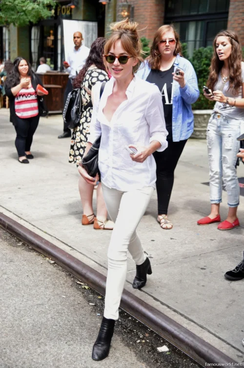 Dakota Johnson – Dakota Mayi Johnson 02